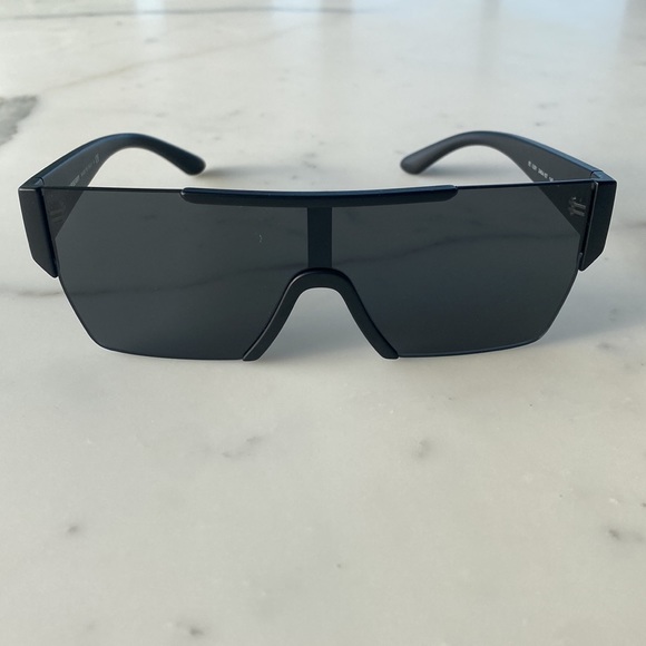 Burberry sunglasses - Picture 2 of 3